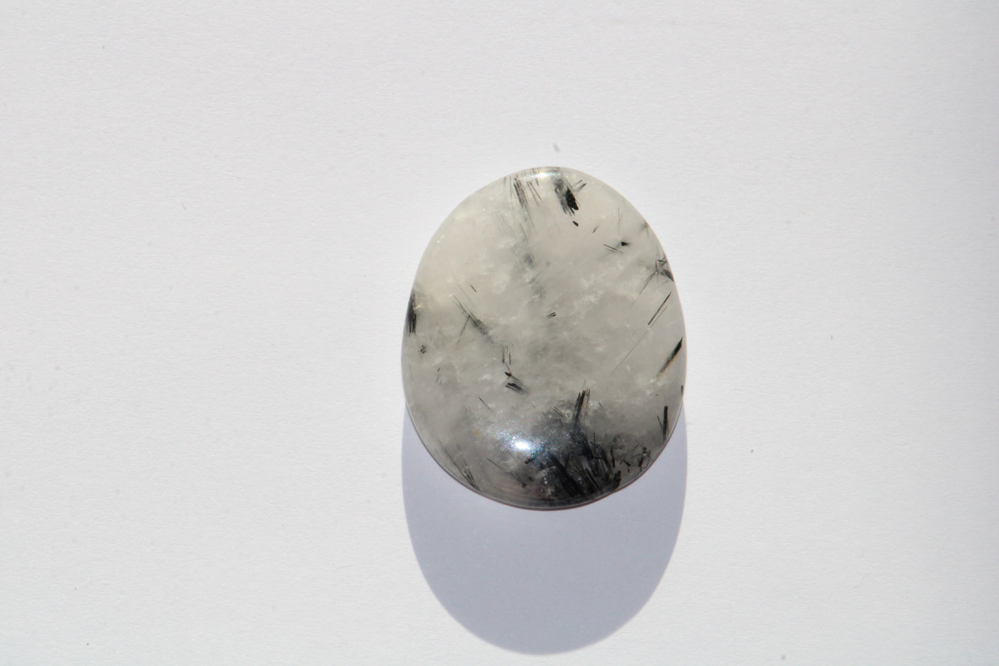 Galet en Cristal de Roche avec Inclusions de Tourmaline Noire