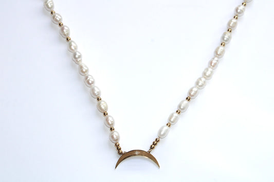 Collier en perles d'eau douce, collier en perles; lithothérapie; signature minérale