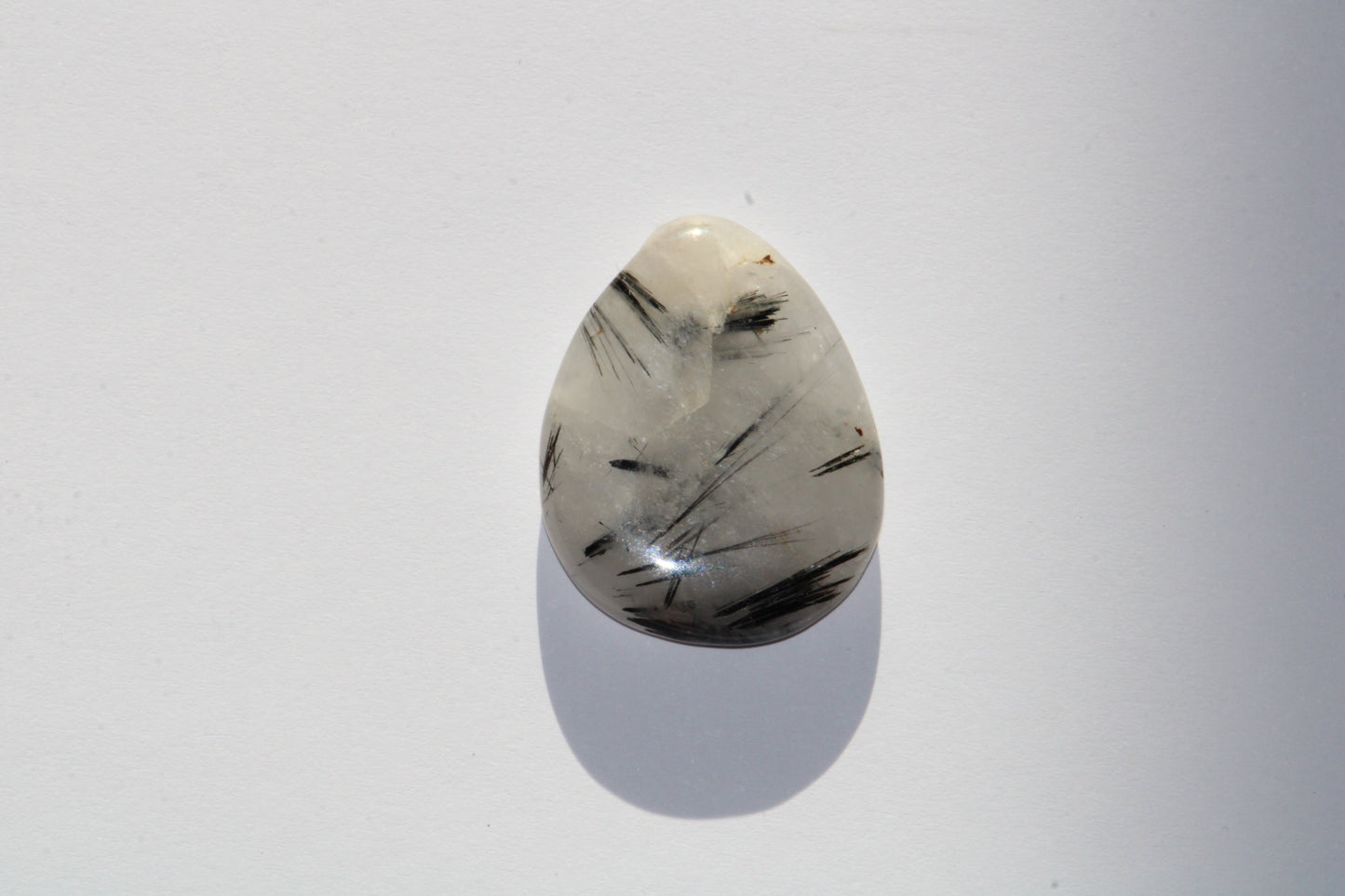 Galet en Cristal de Roche avec Inclusions de Tourmaline Noire