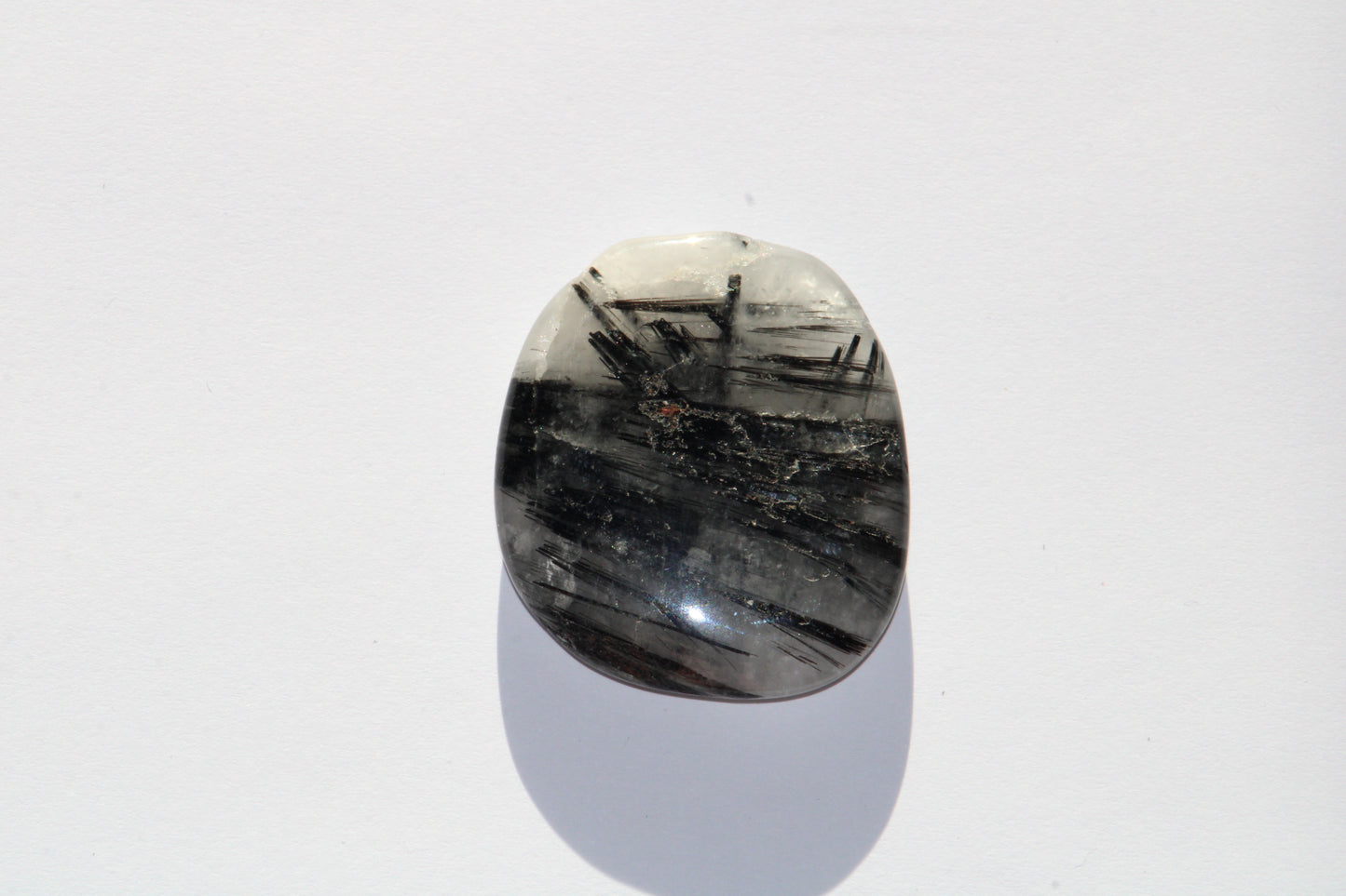 Galet en Cristal de Roche avec Inclusions de Tourmaline Noire