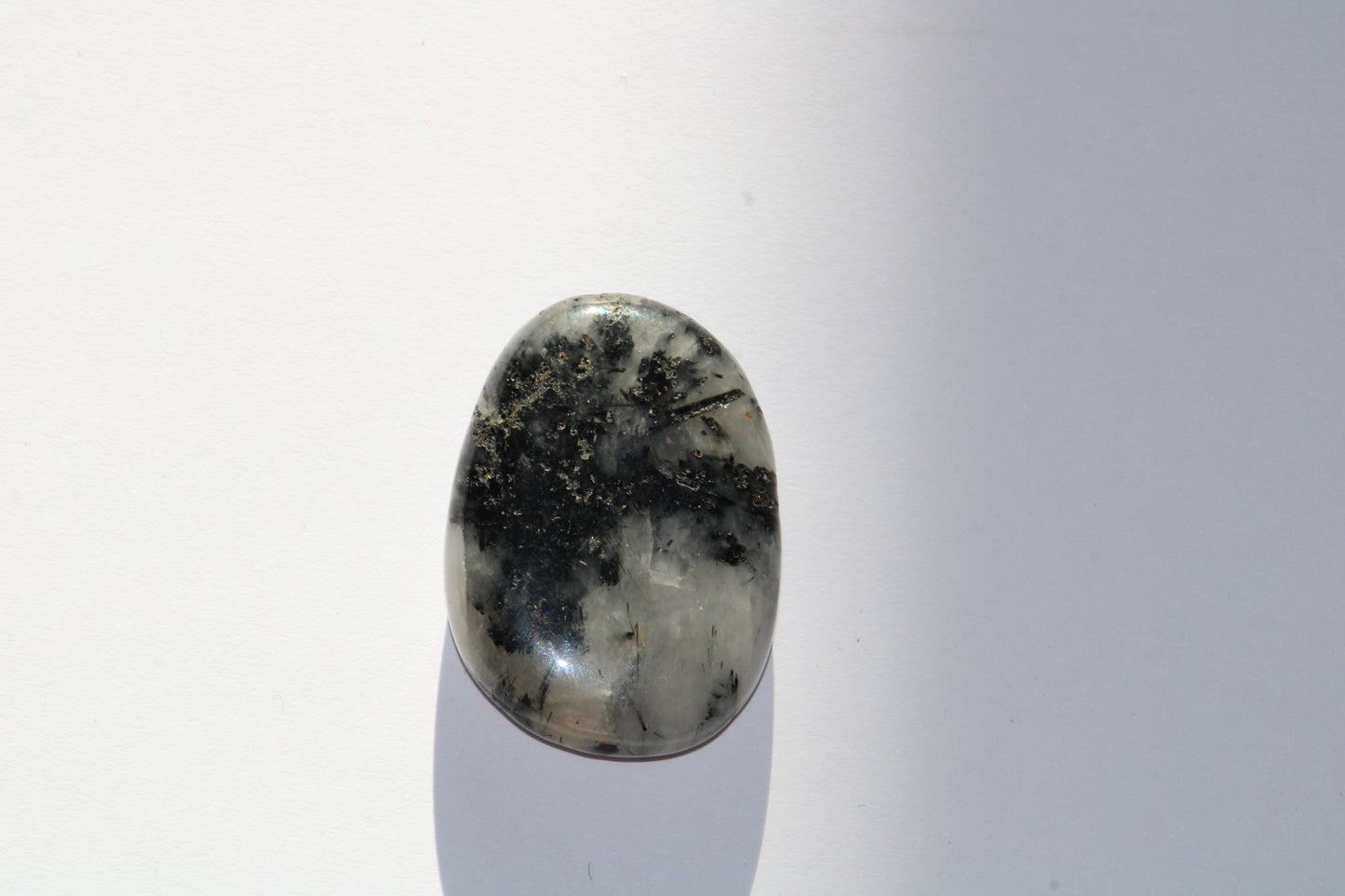 Galet en Cristal de Roche avec Inclusions de Tourmaline Noire