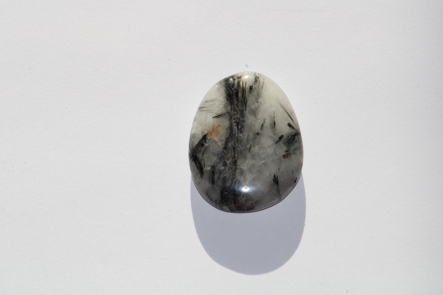 Galet en Cristal de Roche avec Inclusions de Tourmaline Noire