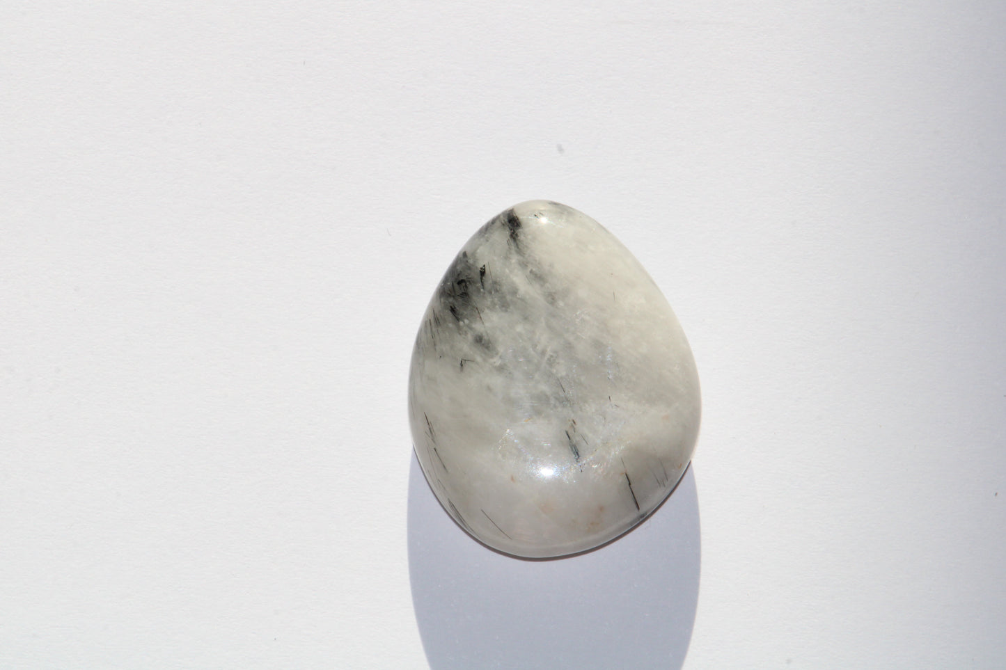 Galet en Cristal de Roche avec Inclusions de Tourmaline Noire