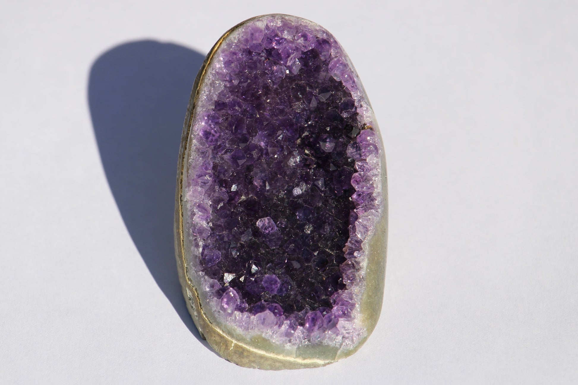 Améthyste druse 40€ ; améthyste naturelle ; developpement spirituel ; lithothérapie ; signature minérale ; amethyste
