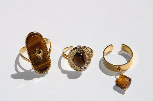 Bague en pierre d'oeil de tigre et en acier inoxydable ; bague en pierre naturelle ; bijoux en oeil de tigre ; bague oeil de tigre ; bague en pierre naturelle ; lithothérapie ; signature minérale ; signature minerale