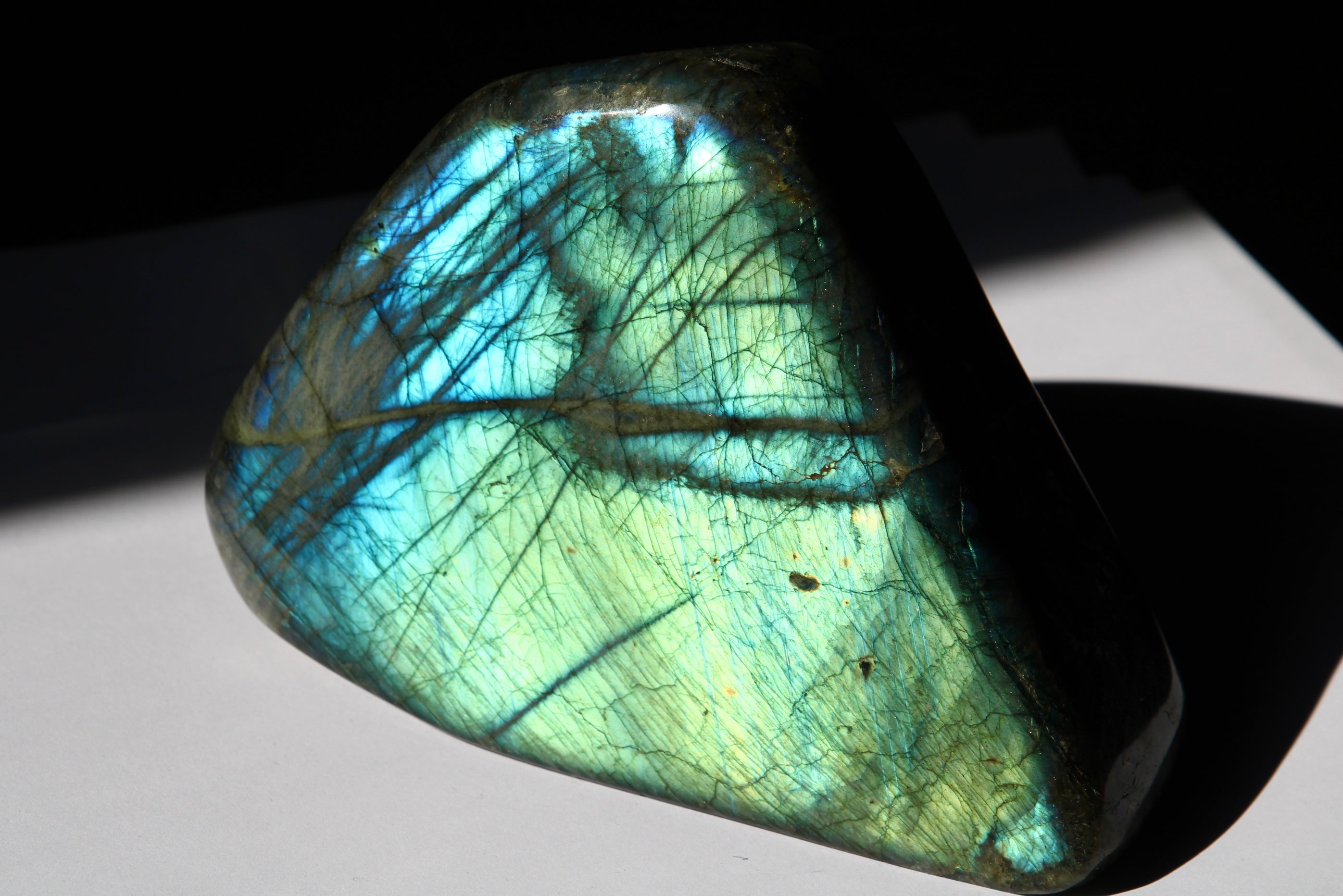 Labradorite polie au diamant ; bloc de labradorite ; labradorite naturelle ; labradorite stone ; pierre naturelle ; pierres naturelles ; signature minérale ; signature minerale ; lithothérapie ; lithotherapie