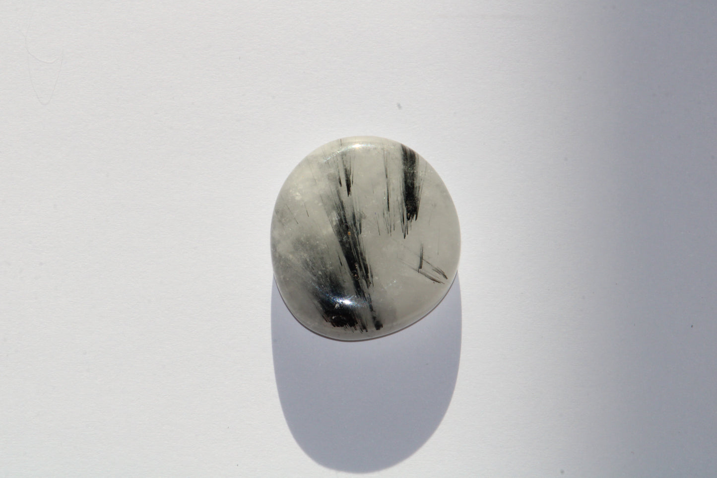 Galet en Cristal de Roche avec Inclusions de Tourmaline Noire