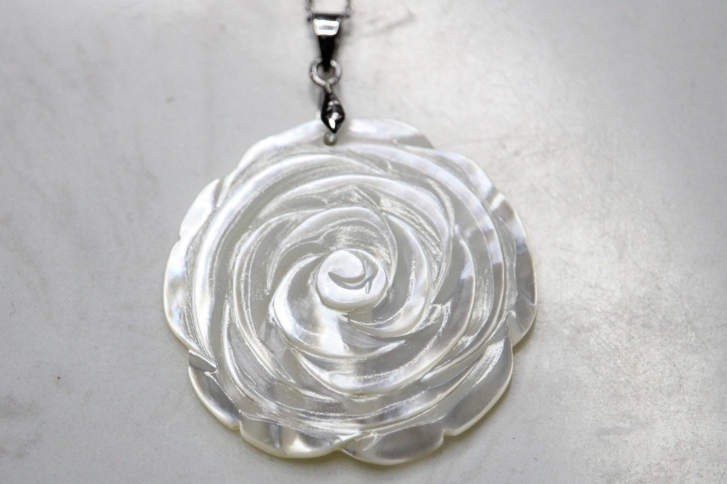 Collier de Rose en Nacre