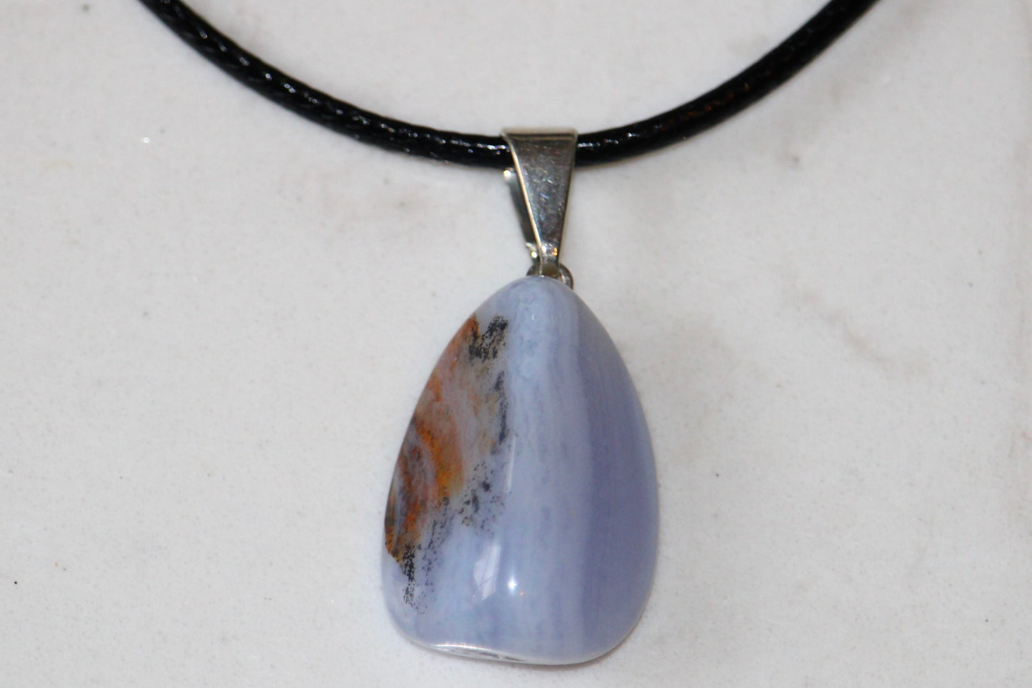 Collier en Calcédoine Bleue