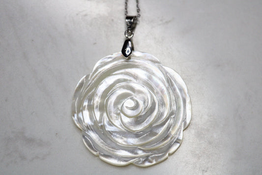 Collier de rose en nacre; nacre naturelle; bijoux en nacre; bijoux signature minerale; nacre en coeur