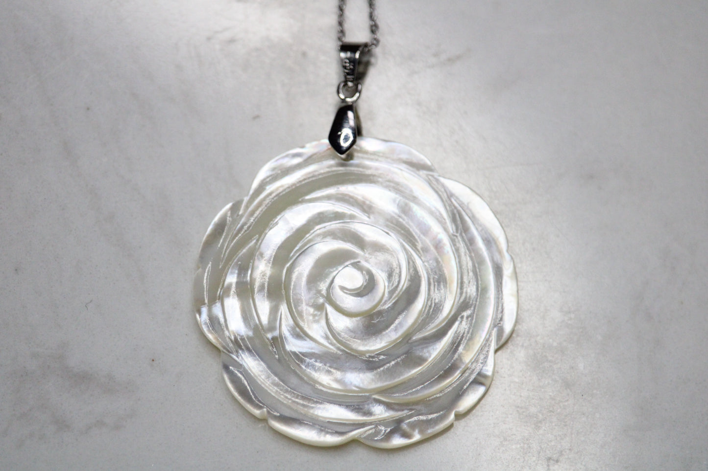 Collier de rose en nacre; nacre naturelle; bijoux en nacre; bijoux signature minerale; nacre en coeur