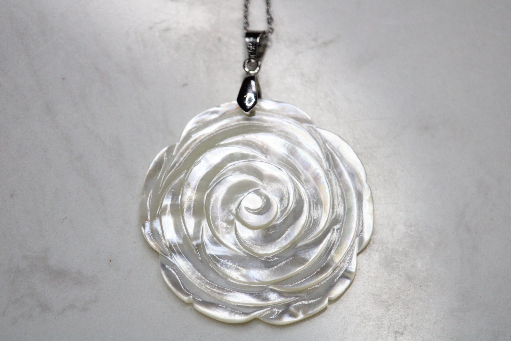 Collier de rose en nacre; nacre naturelle; bijoux en nacre; bijoux signature minerale; nacre en coeur
