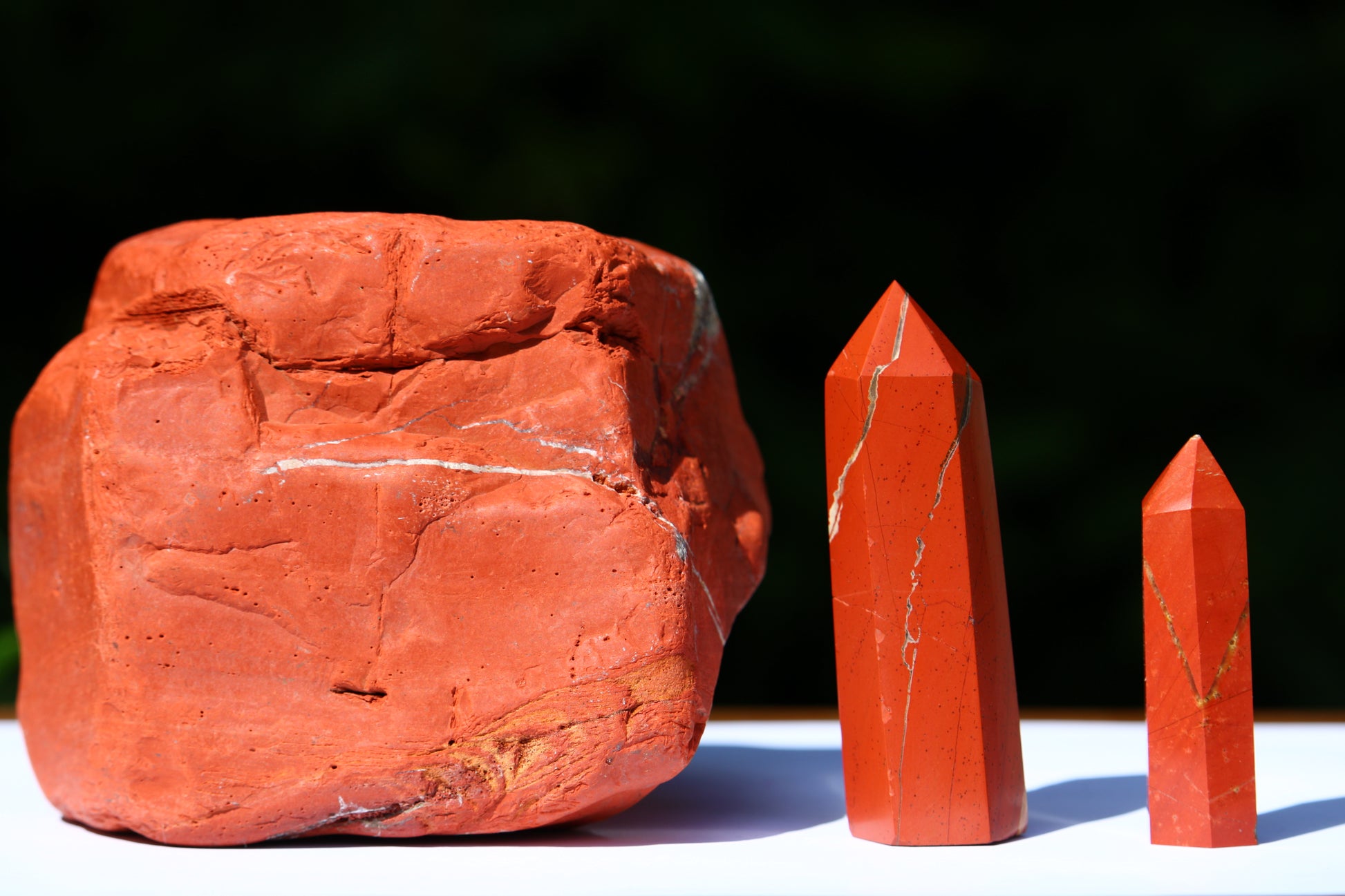 Jaspe rouge; bloc jaspe rouge ; pointe en jaspe rouge ; pierre naturelle de jaspe rouge ; lithothérapie ; lithotherapie ; pierre naturelle rouge ; pierres naturelles; signature minérale ; signature minerale