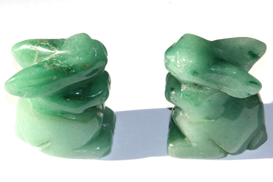 Aventurine verte ; pierre naturelle d'aventurine verte ; lapin en pierre ; lapin aventurine verte ; figurine en pierre naturelle ; lithothérapie ; pierre de décoration ; lithotherapie ; signature minérale ; signature minerale
