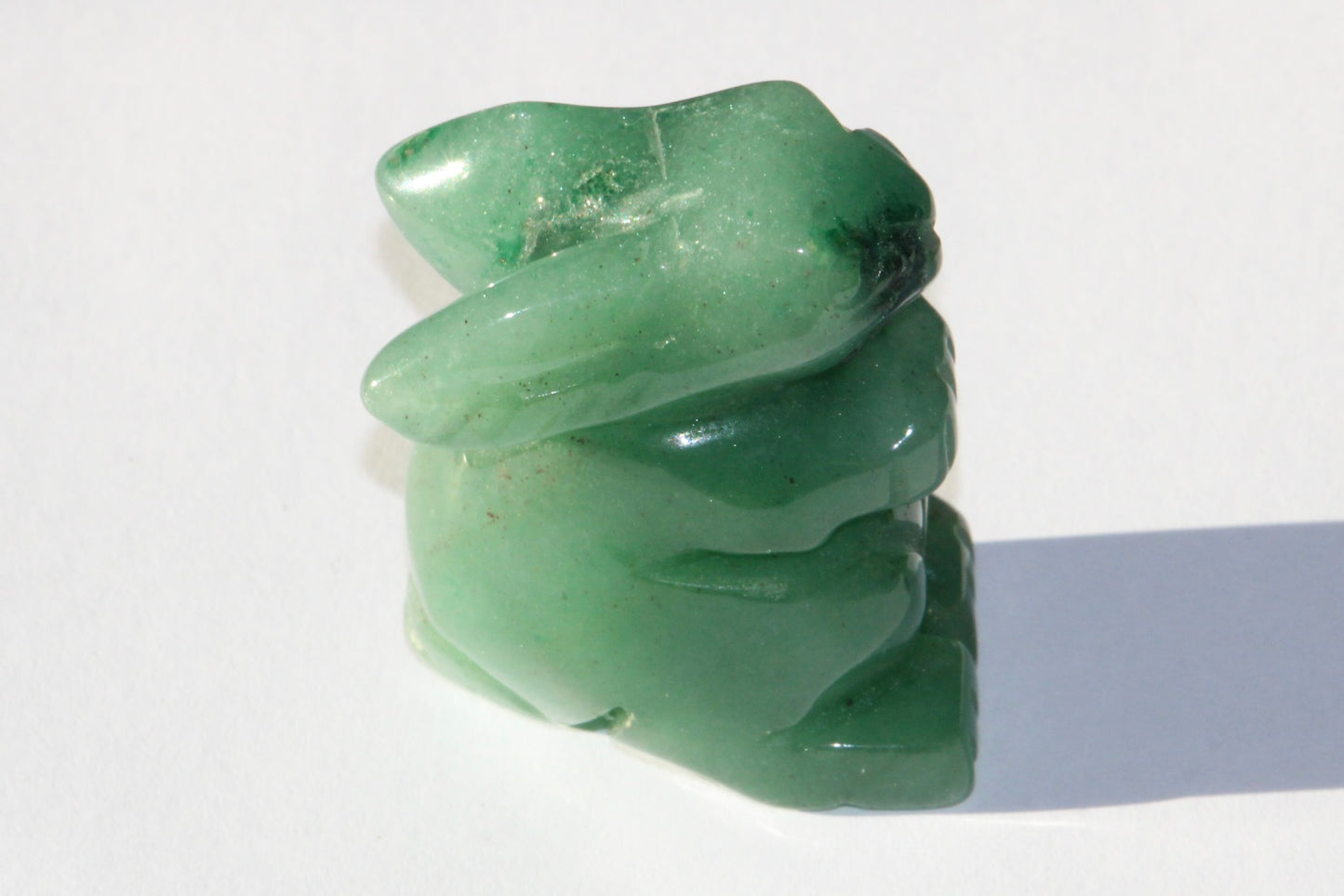 Aventurine verte ; pierre naturelle d'aventurine verte ; lapin en pierre ; lapin aventurine verte ; figurine en pierre naturelle ; lithothérapie ; pierre de décoration ; lithotherapie ; signature minérale ; signature minerale