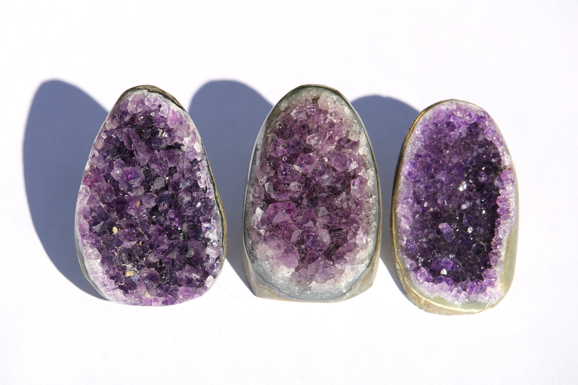 amethyste ; géode d'améthyste ; moitie de geode amethyste ; amethyste naturelle ; pierre naturelle d'améthyste ; lithothérapie ; lithotherapie ; pierre naturelle ; signature minérale ; signature minerale