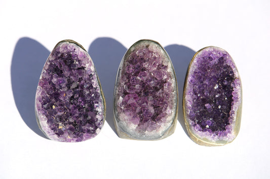 amethyste ; géode d'améthyste ; moitie de geode amethyste ; amethyste naturelle ; pierre naturelle d'améthyste ; lithothérapie ; lithotherapie ; pierre naturelle ; signature minérale ; signature minerale