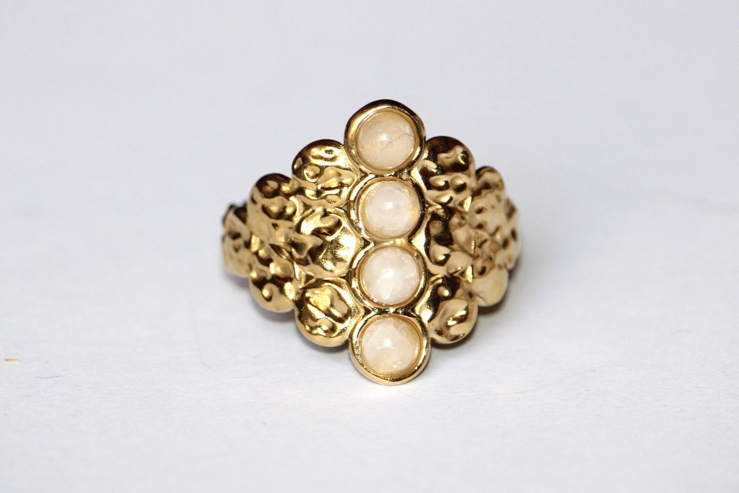 Bague en acier inoxydable et en cristal de roche ; bague acier inoxydable et pierre ; bague pierre naturelle ; signature minérale ; signature minerale ; bijoux en pierre naturelle ; bijoux lithothérapie