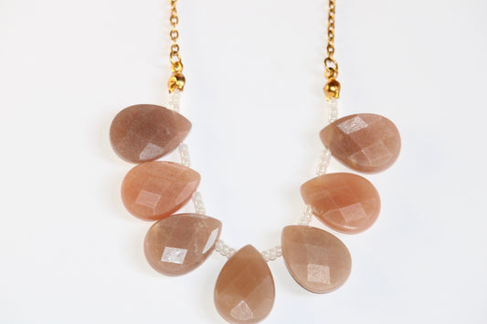 collier pierre de soleil; collier pierre de soleil en acier inoydable; collier lithothérapie; bijoux lithothérapie; collier signature minerale; signature minérale