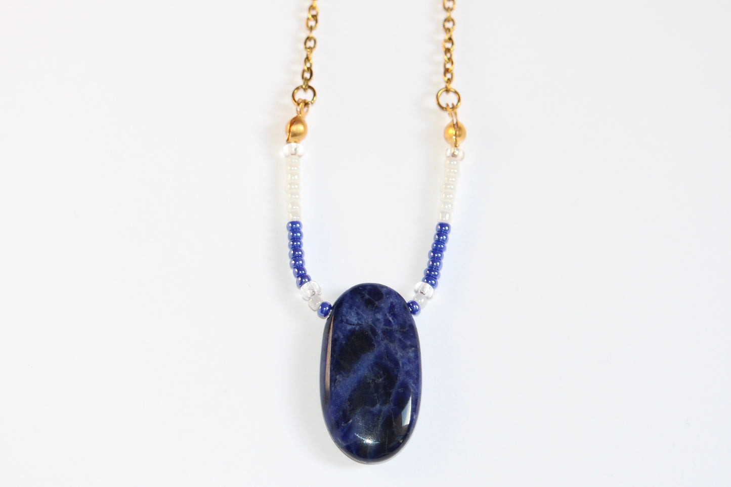Collier en Sodalite; collier en sodalite; collier en pierre naturelle; collier en pierre naturelle de sodalite; sodalite; bijoux en pierre naturelle;  lithothérapie