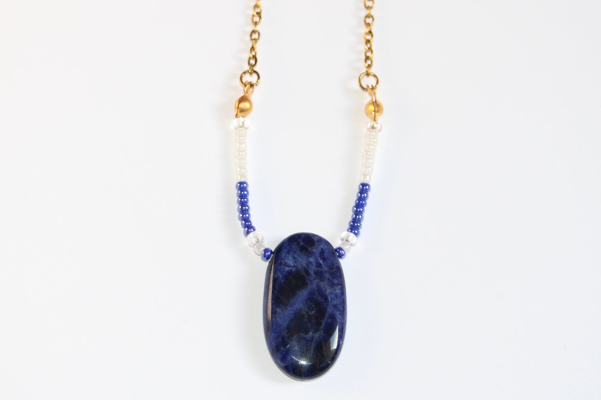 Collier en Sodalite; collier en sodalite; collier en pierre naturelle; collier en pierre naturelle de sodalite; sodalite; bijoux en pierre naturelle;  lithothérapie