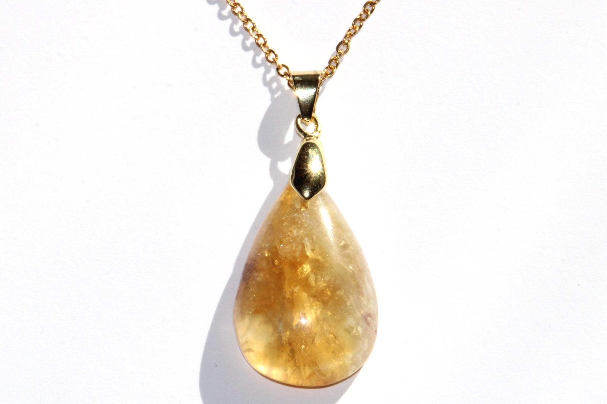collier en pierre naturelle de citrine; collier en citrine naturelle; collier en citrine et acier inoxydable; bijoux en pierre naturelle; bijoux en citrine; lithothérapie; lithotherapie; signature minerale ; signature minérale ; pierres naturelles ; pierre naturelle ; citrine
