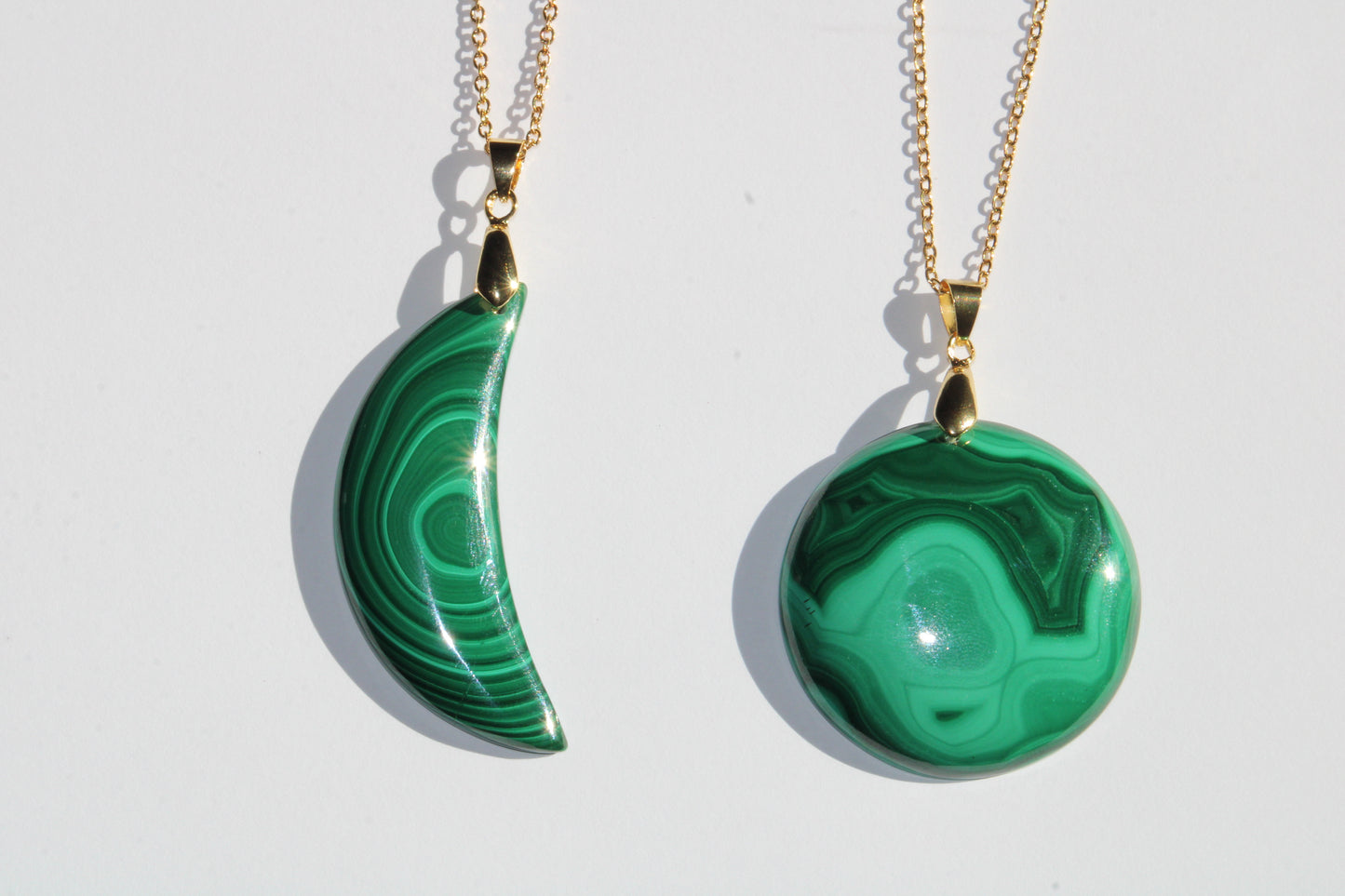 Collier en pierre naturelle de malachite; collier en malachite naturelle; collier en malachite et acier inoxydable; bijoux en malachite; pierre naturelle de malachite; malachite; bijoux en pierre ; lithothérapie; lithotherapie; signature minérale; signature minerale
