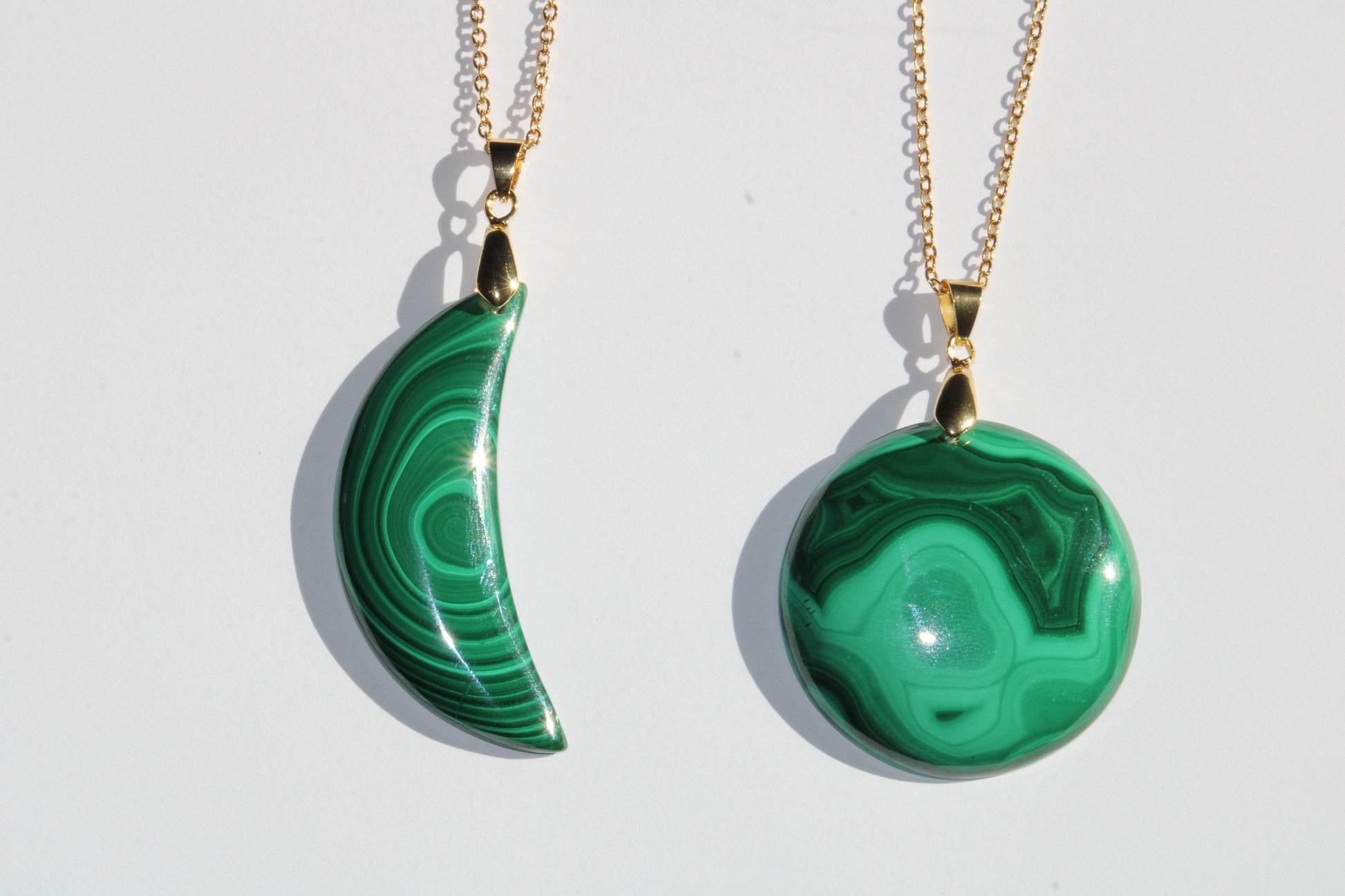 Collier en pierre naturelle de malachite; collier en malachite naturelle; collier en malachite et acier inoxydable; bijoux en malachite; pierre naturelle de malachite; malachite; bijoux en pierre ; lithothérapie; lithotherapie; signature minérale; signature minerale
