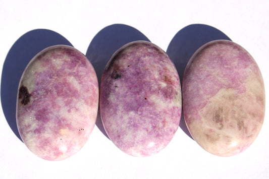 Galets en lépidolite; lépidolite; lepidolite; pierres naturelles; signature minérale; signature minerale ; lithotherapie