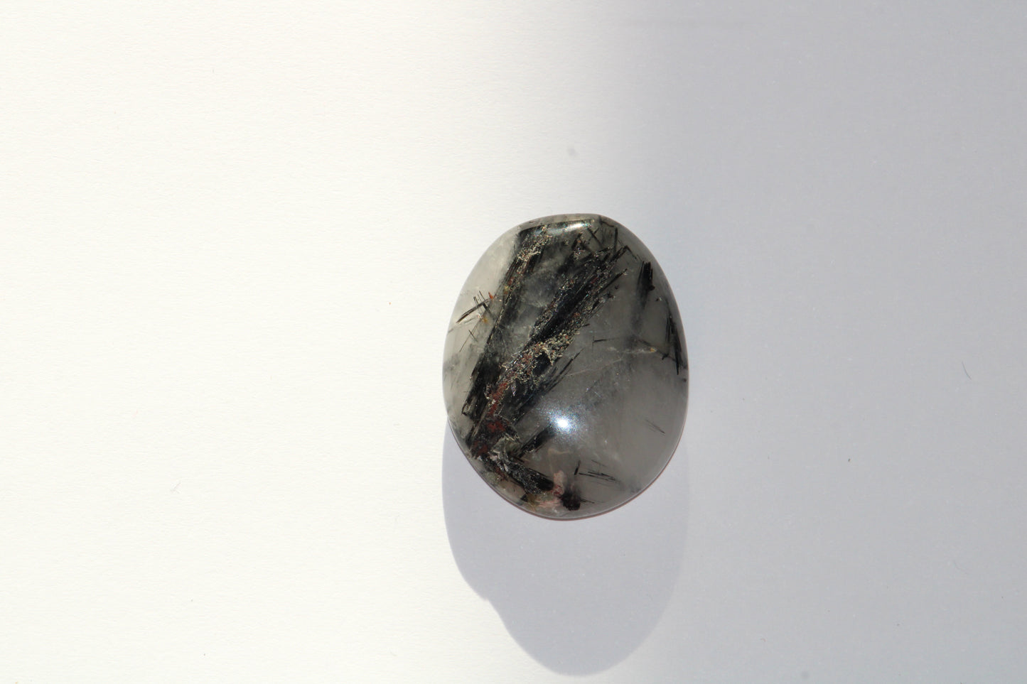 Galet en Cristal de Roche avec Inclusions de Tourmaline Noire