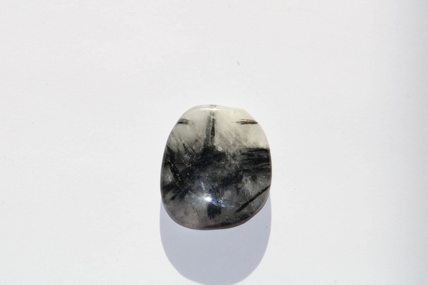 Galet en Cristal de Roche avec Inclusions de Tourmaline Noire