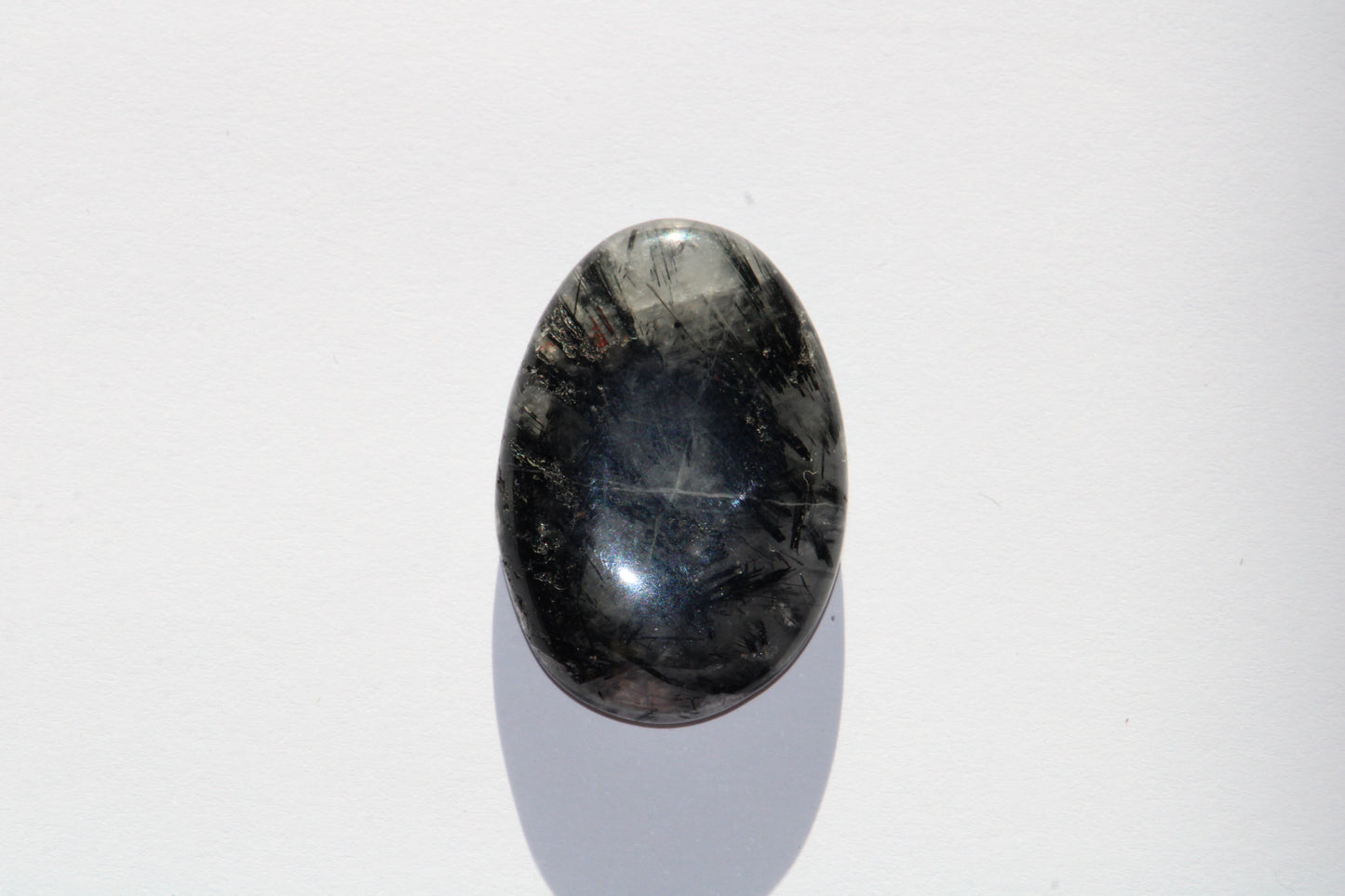 Galet en Cristal de Roche avec Inclusions de Tourmaline Noire