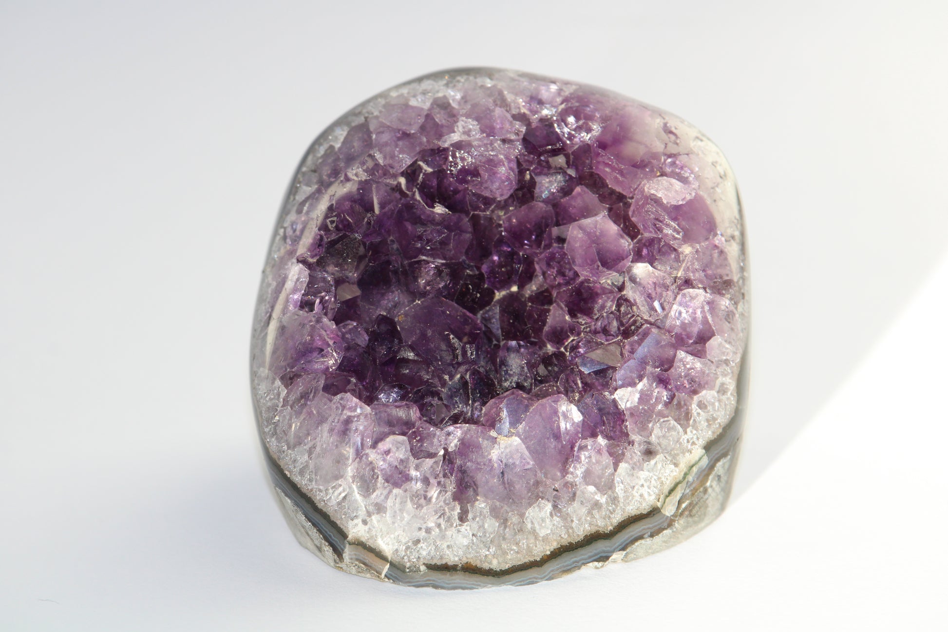 Améthyste naturelle ; mini géode d'amethyste ; pierre naturelle ; minéraux ; lithothérapie ; lithotherapie ; signature minérale ; signature minerale 