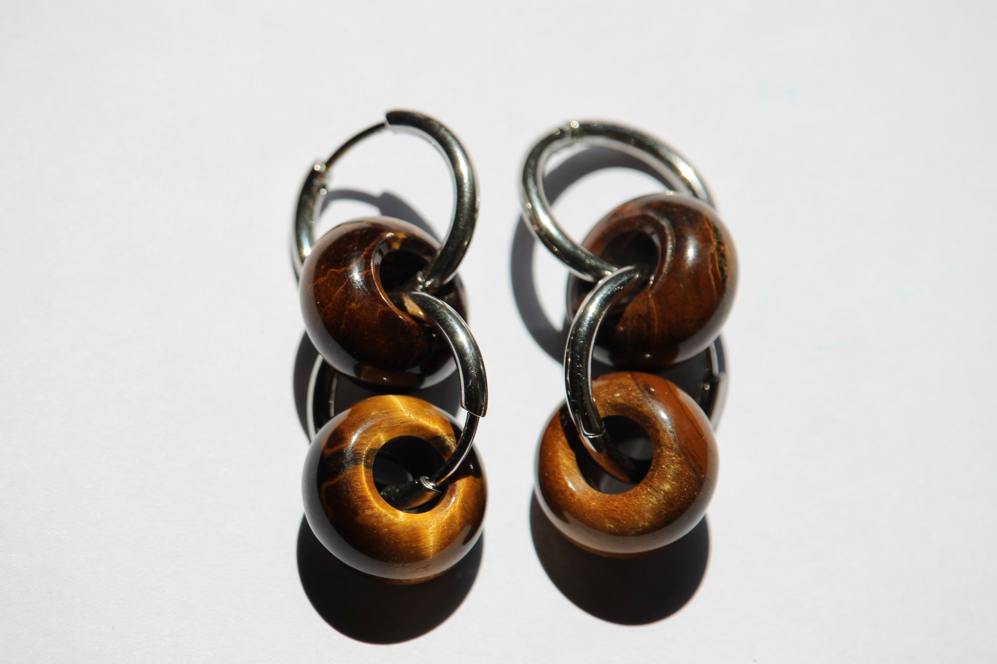 Boucles d'oreilles en acier inoxydable et en pierres naturelles d'Oeil de Tigre ; Boucles d'oreilles en pierres naturelles ; Boucles d'Oreilles en oeil de tigre