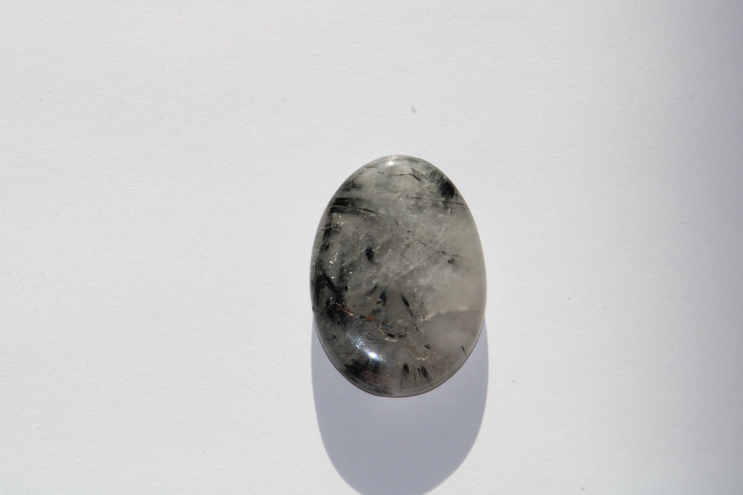 Galet en Cristal de Roche avec Inclusions de Tourmaline Noire