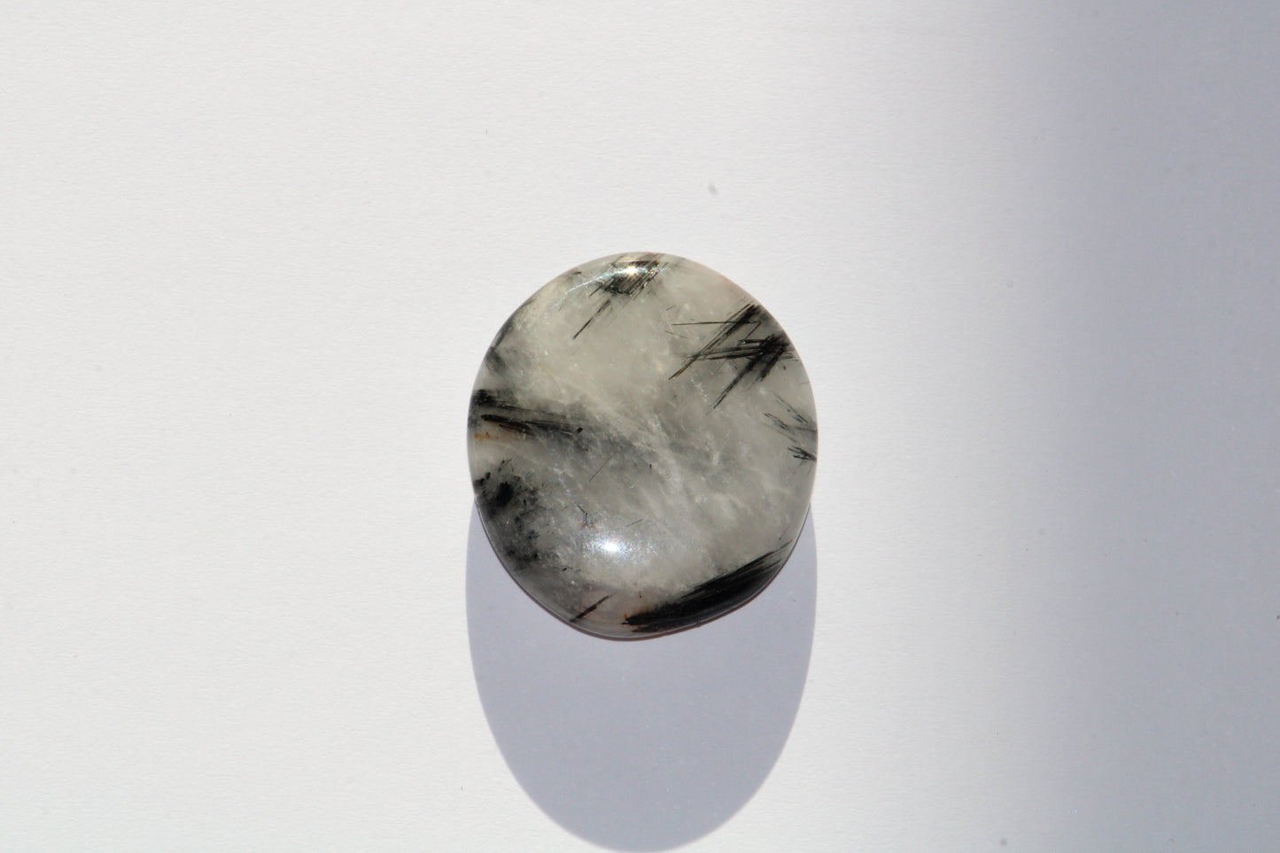 Galet en Cristal de Roche avec Inclusions de Tourmaline Noire