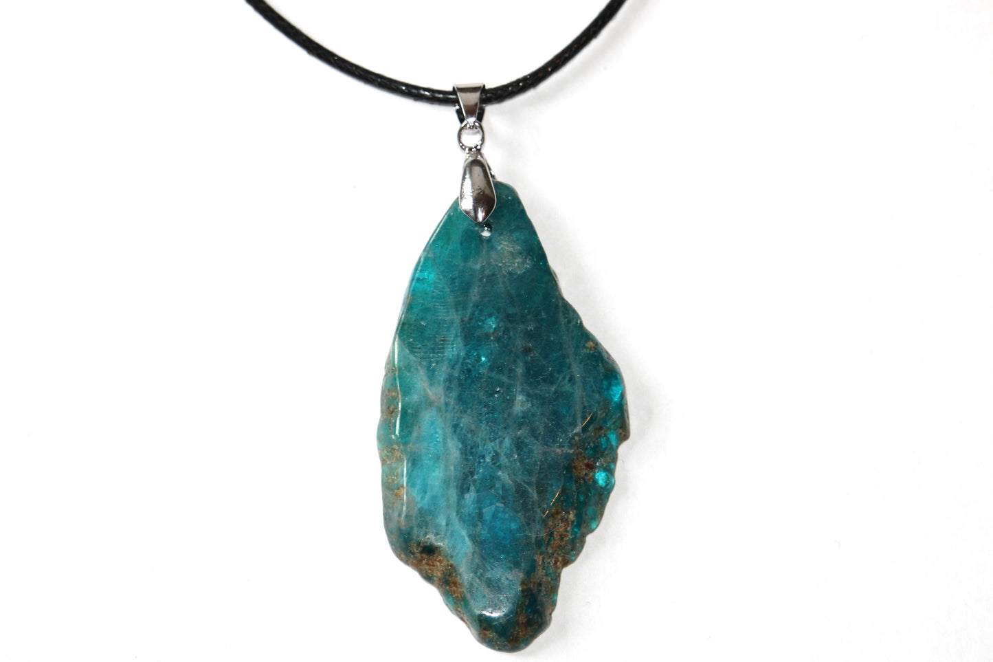 Collier en apatite bleu; collier apatite bleue; collier en pierre naturelle d'apatite ; collier signature minerale; collier lithothérapie 