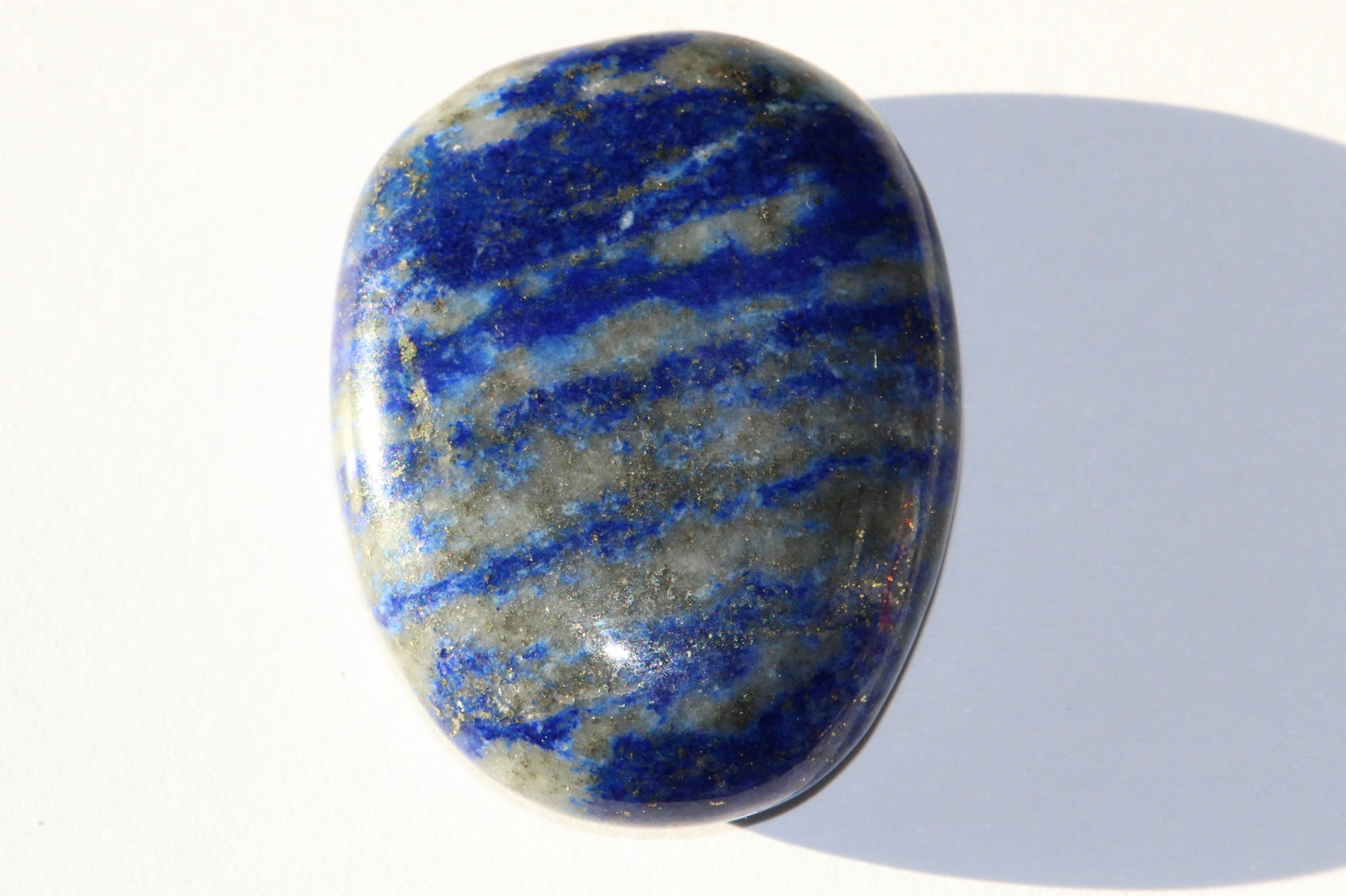 Galet en lapis lazuli ; lapis lazuli naturel ; pierre de lapis lazuli naturel ; pierre lapis lazuli ; lithothérapie ; énergie ; lithotherapie ; minéraux ; signature minérale ; signature minerale