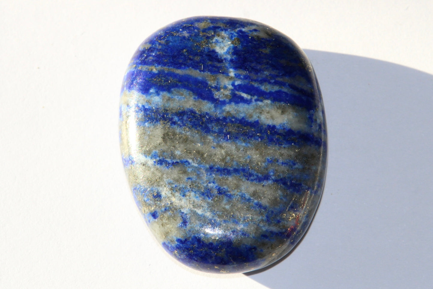 Galet en lapis lazuli ; lapis lazuli naturel ; pierre de lapis lazuli naturel ; pierre lapis lazuli ; lithothérapie ; énergie ; lithotherapie ; minéraux ; signature minérale ; signature minerale