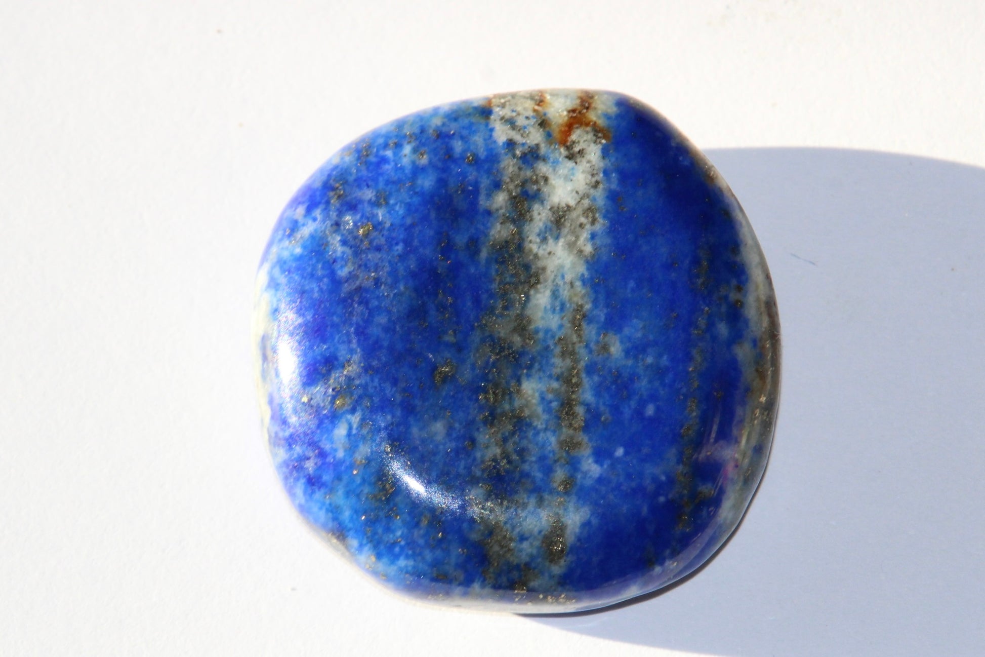 Galet en lapis lazuli ; lapis lazuli naturel ; pierre de lapis lazuli naturel ; pierre lapis lazuli ; lithothérapie ; énergie ; lithotherapie ; minéraux ; signature minérale ; signature minerale