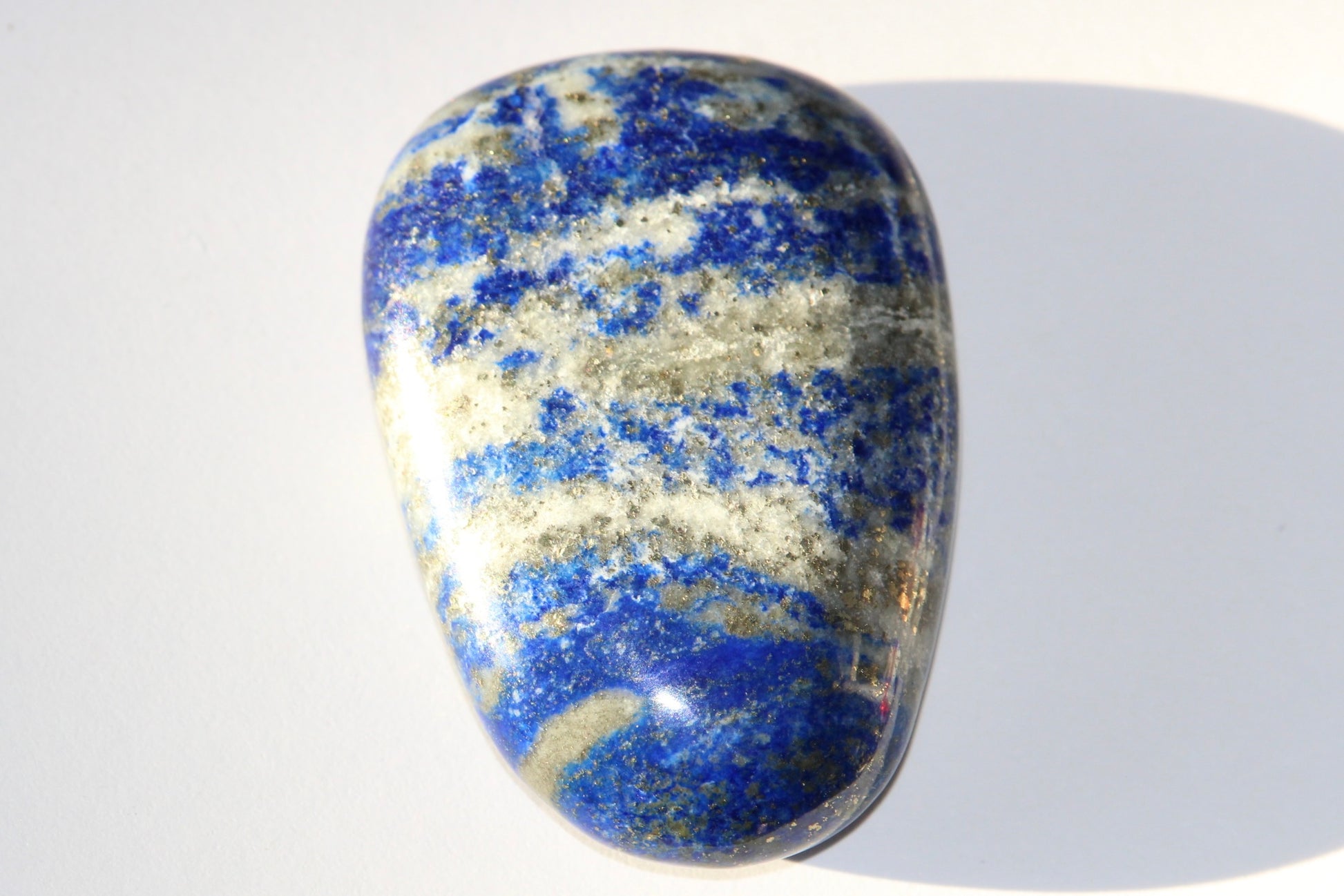 Galet en lapis lazuli ; lapis lazuli naturel ; pierre de lapis lazuli naturel ; pierre lapis lazuli ; lithothérapie ; énergie ; lithotherapie ; minéraux ; signature minérale ; signature minerale