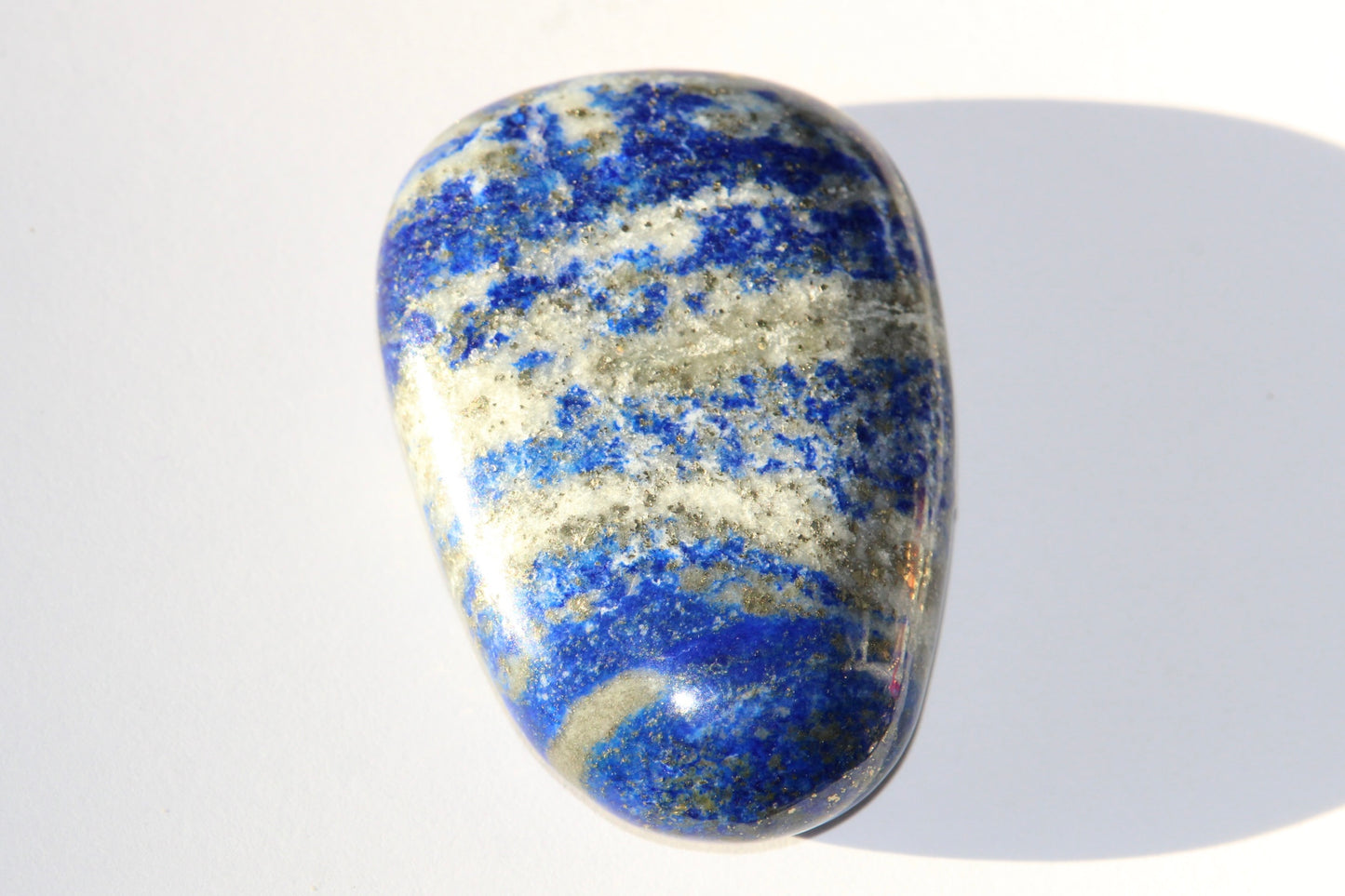 Galet en lapis lazuli ; lapis lazuli naturel ; pierre de lapis lazuli naturel ; pierre lapis lazuli ; lithothérapie ; énergie ; lithotherapie ; minéraux ; signature minérale ; signature minerale