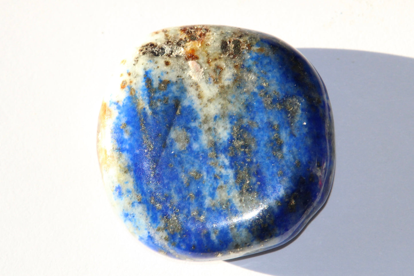 Galet en lapis lazuli ; lapis lazuli naturel ; pierre de lapis lazuli naturel ; pierre lapis lazuli ; lithothérapie ; énergie ; lithotherapie ; minéraux ; signature minérale ; signature minerale