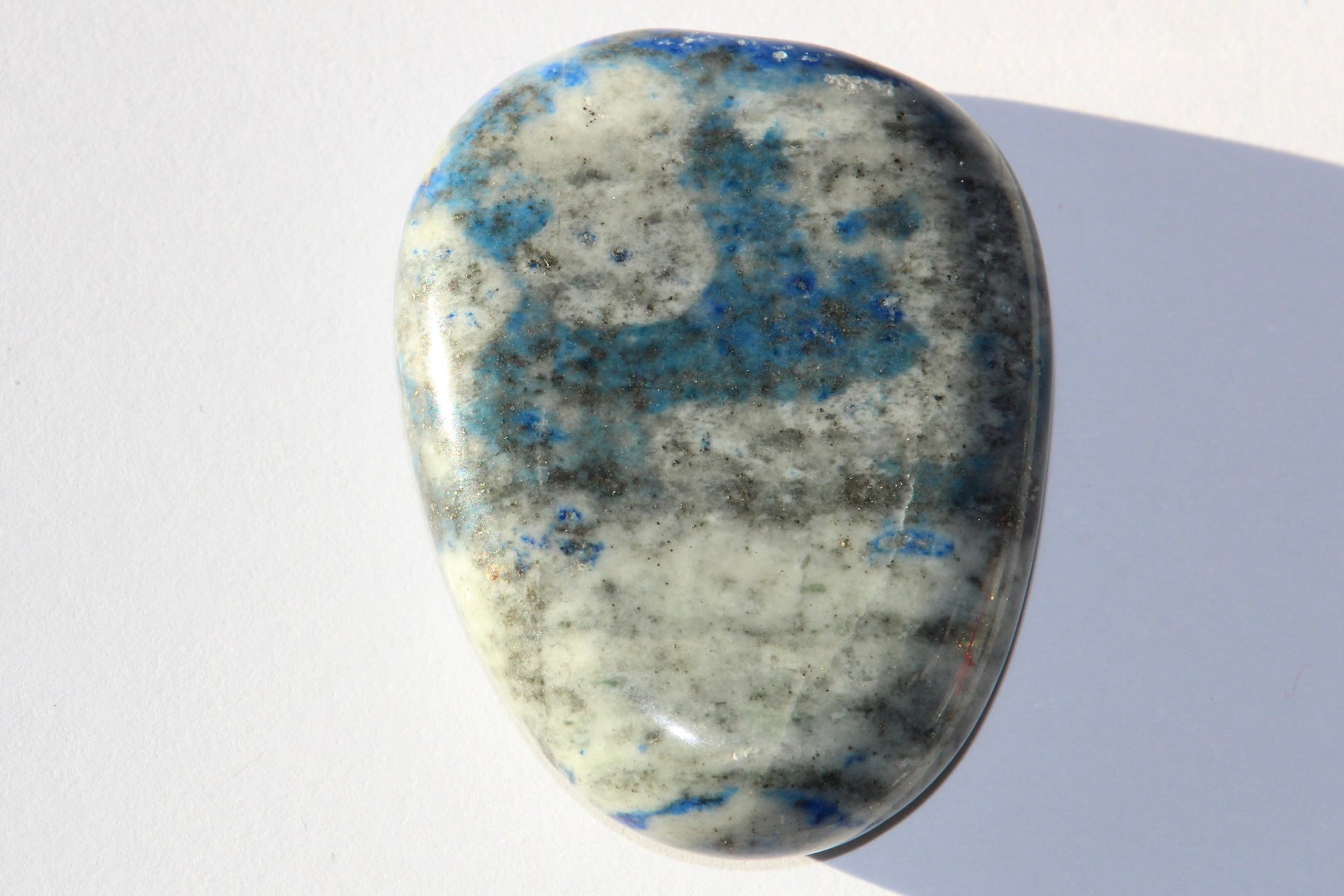 Galet en lapis lazuli ; lapis lazuli naturel ; pierre de lapis lazuli naturel ; pierre lapis lazuli ; lithothérapie ; énergie ; lithotherapie ; minéraux ; signature minérale ; signature minerale