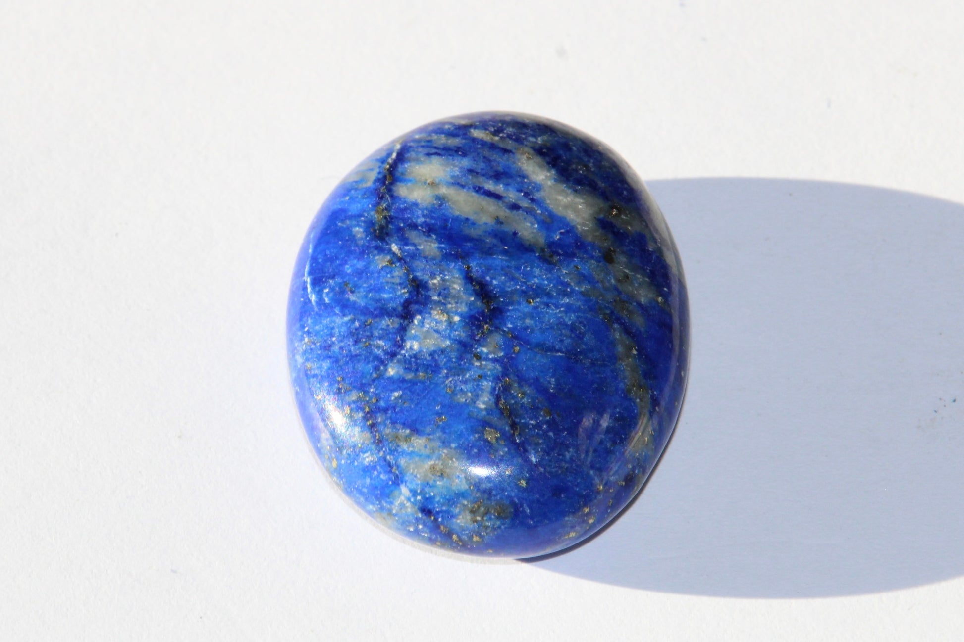 Galet en lapis lazuli ; lapis lazuli naturel ; pierre de lapis lazuli naturel ; pierre lapis lazuli ; lithothérapie ; énergie ; lithotherapie ; minéraux ; signature minérale ; signature minerale