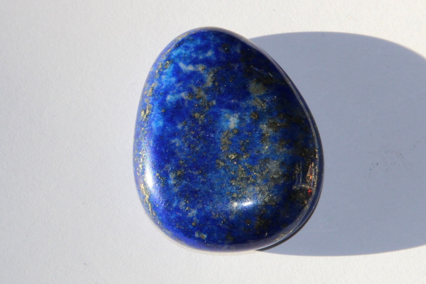 Galet en lapis lazuli ; lapis lazuli naturel ; pierre de lapis lazuli naturel ; pierre lapis lazuli ; lithothérapie ; énergie ; lithotherapie ; minéraux ; signature minérale ; signature minerale