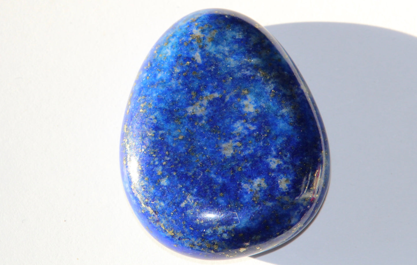 Galet en lapis lazuli ; lapis lazuli naturel ; pierre de lapis lazuli naturel ; pierre lapis lazuli ; lithothérapie ; énergie ; lithotherapie ; minéraux ; signature minérale ; signature minerale