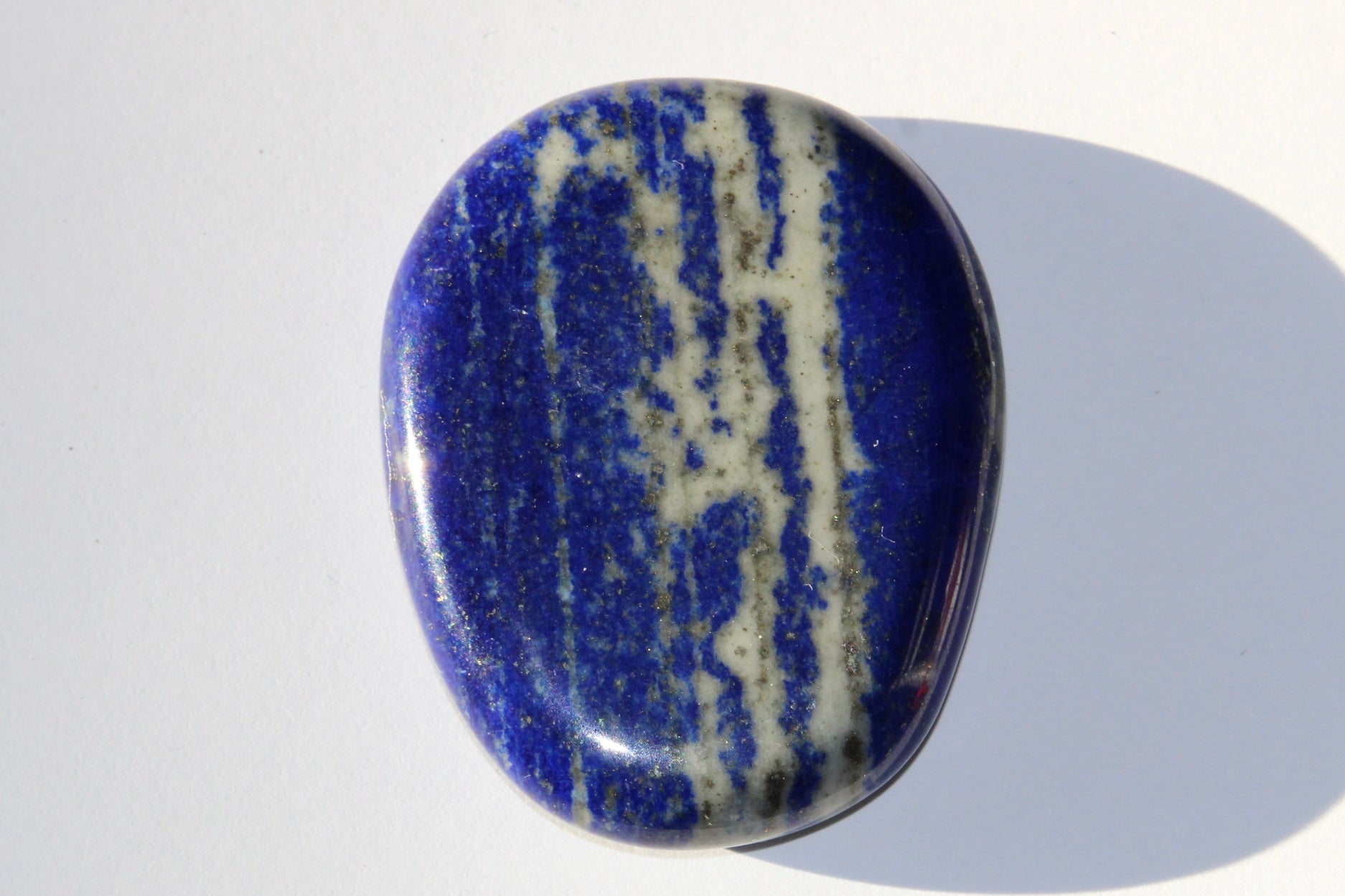 Galet en lapis lazuli ; lapis lazuli naturel ; pierre de lapis lazuli naturel ; pierre lapis lazuli ; lithothérapie ; énergie ; lithotherapie ; minéraux ; signature minérale ; signature minerale