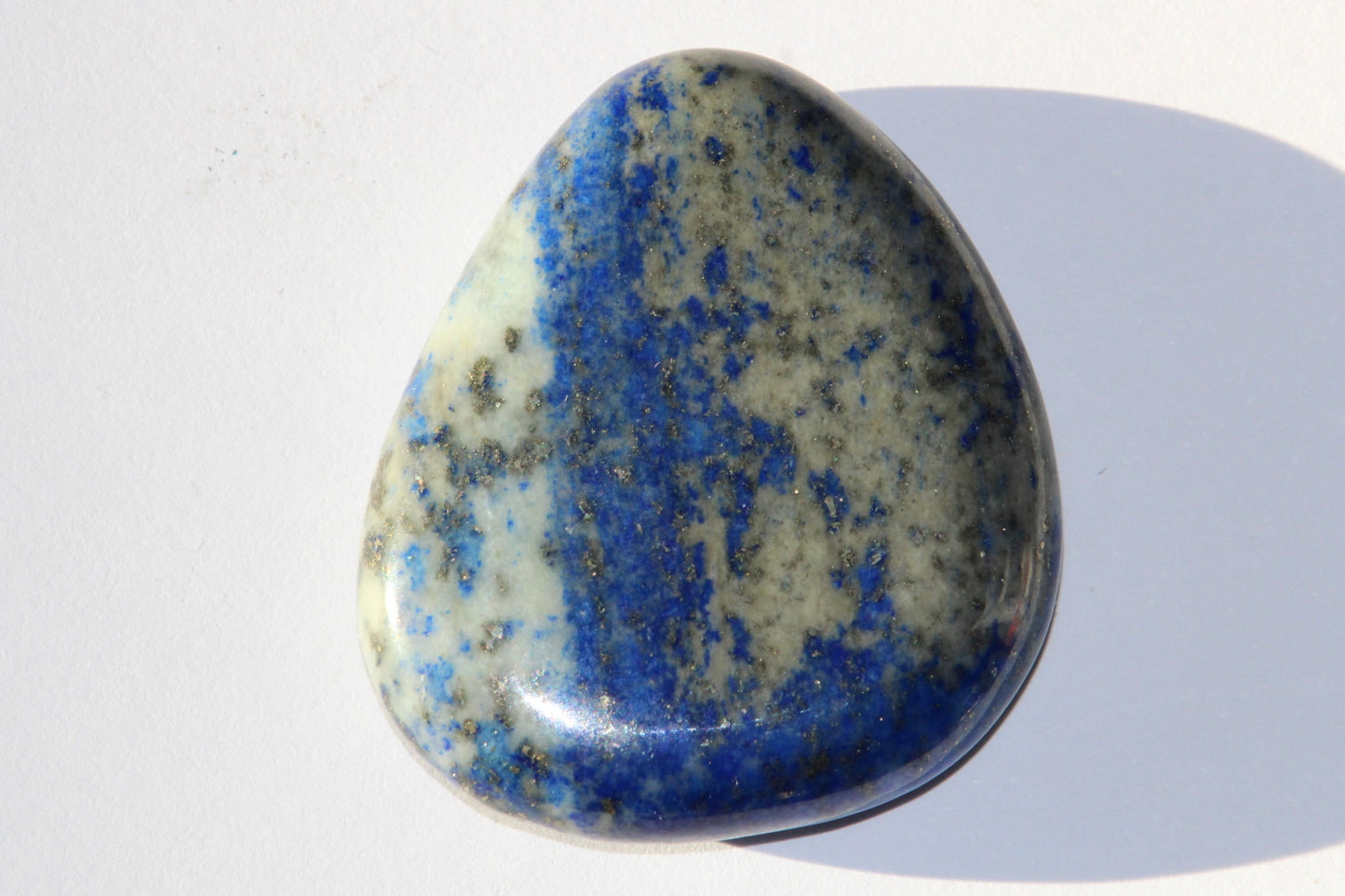 Galet en lapis lazuli ; lapis lazuli naturel ; pierre de lapis lazuli naturel ; pierre lapis lazuli ; lithothérapie ; énergie ; lithotherapie ; minéraux ; signature minérale ; signature minerale