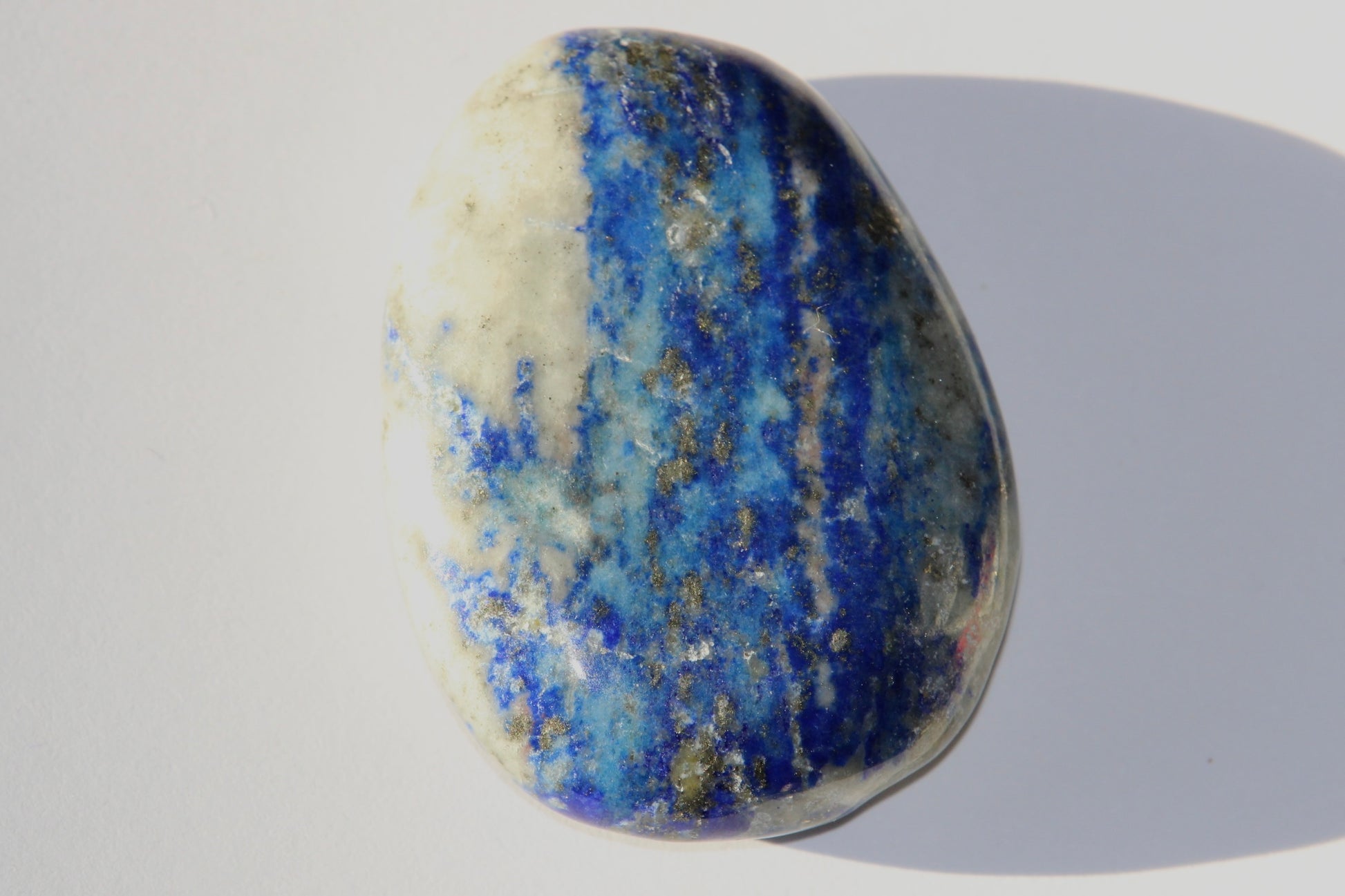 Galet en lapis lazuli ; lapis lazuli naturel ; pierre de lapis lazuli naturel ; pierre lapis lazuli ; lithothérapie ; énergie ; lithotherapie ; minéraux ; signature minérale ; signature minerale